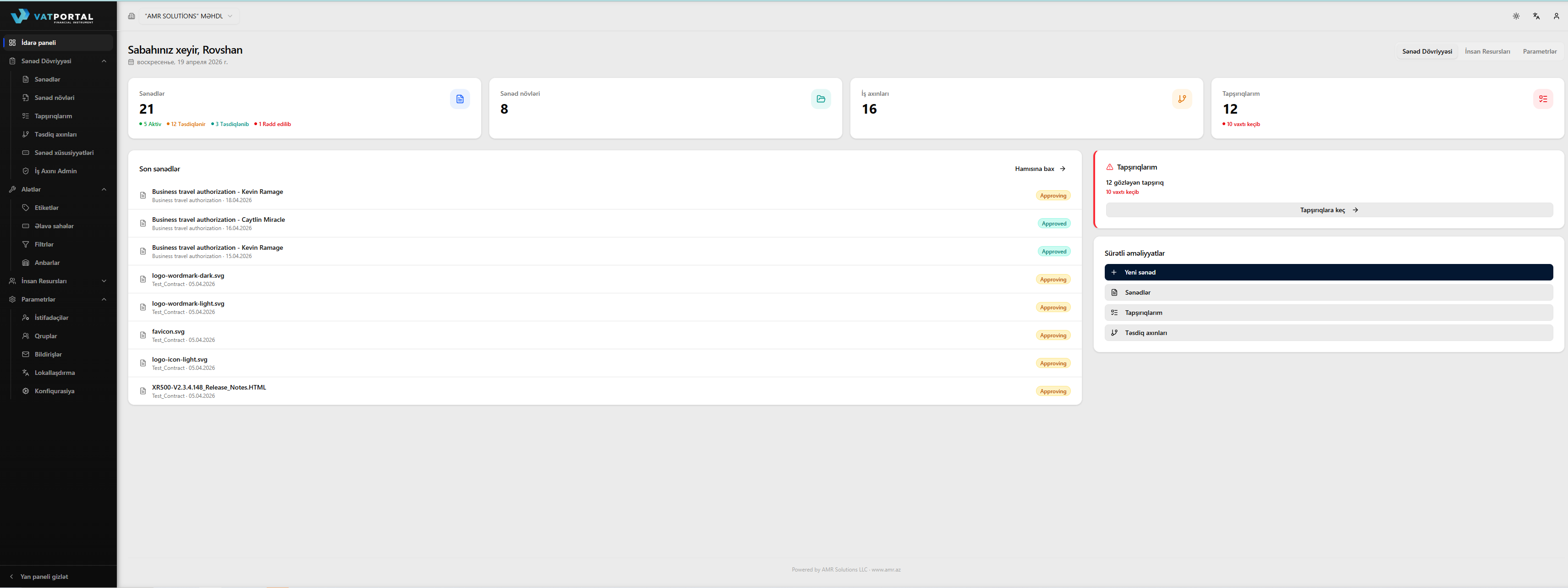 Tam Sənəd Dövriyyəsi idarə paneli. İş masası enində (~1440px) çəkin ki, düzən göstərilsin: yuxarıda salam və tarix, sağda modul tabları (tətbiq olunursa), dörd statistika kartı sıra və aşağıdakı hər iki sütun (solda Son Sənədlər, sağda Tapşırıqlarım və Sürətli Əməliyyatlar). Boş görünməməsi üçün hesabı real sənəd sayı və ən azı bir gözləyən tapşırıqla doldurun.