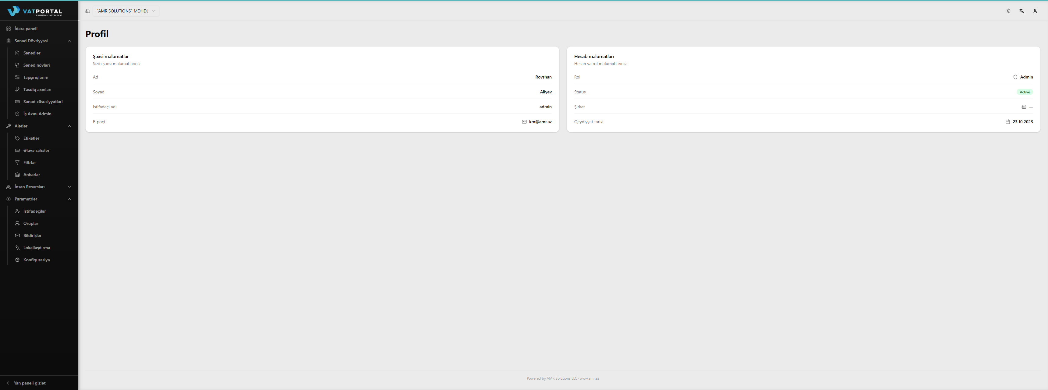 İş masası enində tam Profil səhifəsi, hər iki kart yan-yana göstərilir (solda Şəxsi Məlumat, sağda Hesab Məlumatı). Rol "Operator" kimi bir şey göstərmək üçün adi istifadəçi hesabı istifadə edin — admin yox — bu, oxucuların əksəriyyətini daha yaxşı təmsil edir.