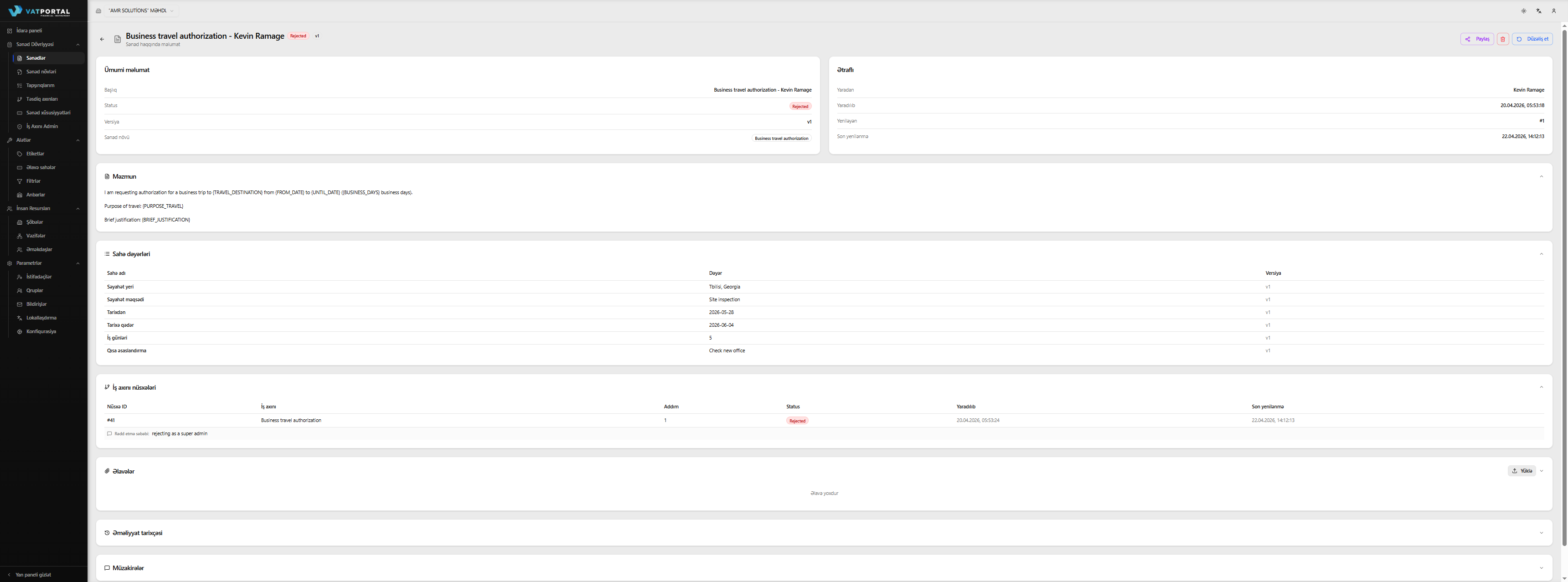 Rədd edilmiş sənəd üçün sənəd detal səhifəsi, iki şeyi birlikdə göstərmək üçün çəkilmişdir: (a) yuxarıdakı əməliyyat düymələri — mavi Düzəliş Et düyməsi və qırmızı silmə düyməsi — və (b) əvvəlki təsdiq cəhdinin Rədd edilmiş nişanı və baxışçının rədd şərhi ilə siyahılanmış, səhifənin aşağısında görünən İş Axını Nüsxələri kartı. Mümkün olduqda hər ikisinin sürüşdürülmədən görünməsi üçün iş masası enindən istifadə edin.