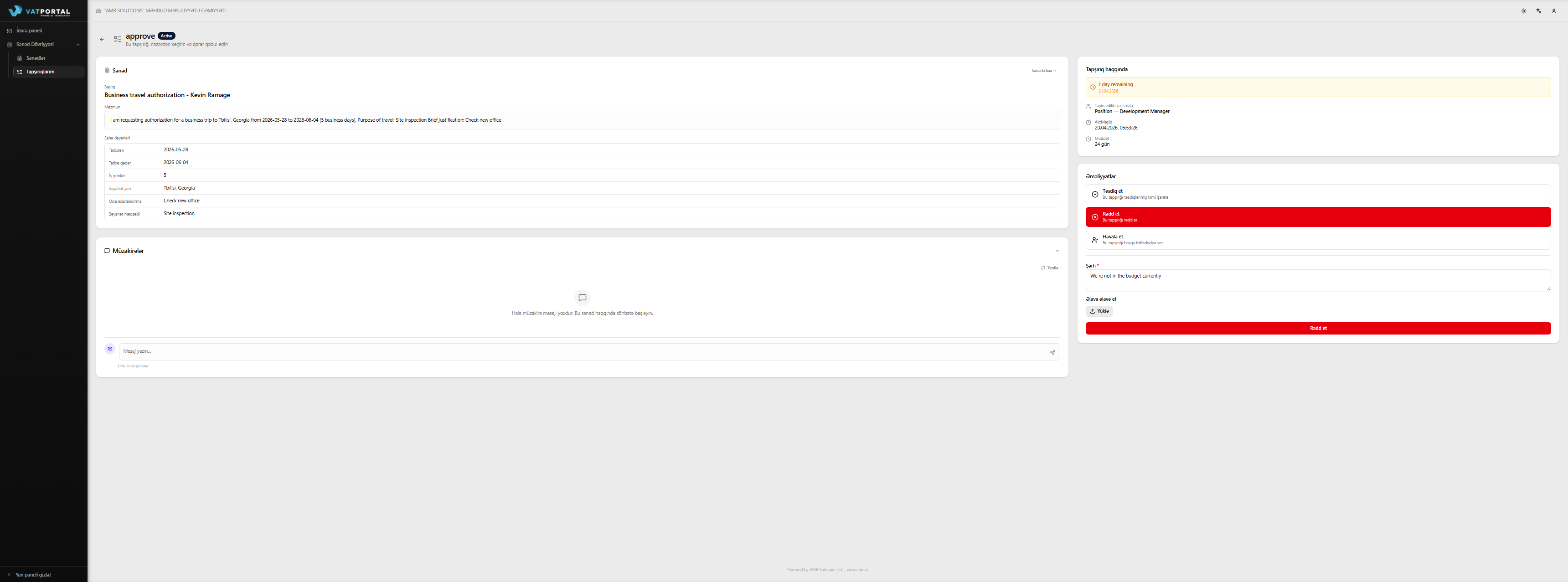 Sağ sütunda Rədd əməliyyatı seçilmiş tapşırıq detal səhifəsi. Açıq form dolduruluş, real rədd səbəbi (ən azı 5 simvol; ideal halda bir paraqraf) olan şərh mətn sahəsini və aşağıdakı yekun qırmızı Rədd göndər düyməsini göstərməlidir. Soldakı sənəd çıxarışının da görünməsi üçün iş masası enindən istifadə edin — oxucular rəddin təsdiqlə eyni düzəndə baş verdiyini görməlidirlər.